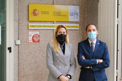 El subdelegat del govern espanyol a Lleida, José Crespín, amb la directora del SEPE a Lleida, Mari Carmen Zapater.