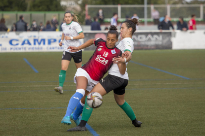 La suiza Caroline, que jugó ayer su segundo partido como titular en el AEM, brega por el balón con una rival.