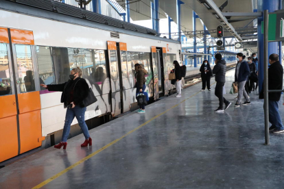 Passatgers pujant a un tren de la línia de Manresa a finals del mes de gener passat.