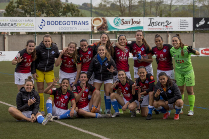 La suiza Caroline, que jugó ayer su segundo partido como titular en el AEM, brega por el balón con una rival.