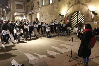 Un grup de persones es van concentrar ahir a la tarda a la plaça Paeria de Lleida per protestar per la irrupció de Vox al Parlament.