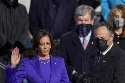 Kamala Harris jura su cargo ante la atenta mirada de su esposo.