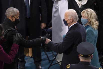 Kamala Harris jura su cargo ante la atenta mirada de su esposo.