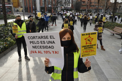 Un centenar de profesionales volvieron a concentrarse ayer en Lleida, ante las puertas de Hacienda. 