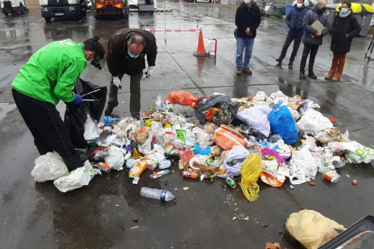 Un técnico de Ilnet y de Medio Ambiente revisan la basura mal tirada el lunes en Pardinyes y Balàfia.
