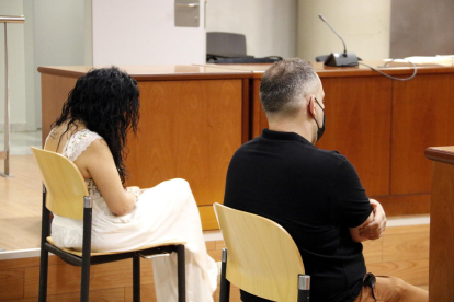 La pareja sentada en el banquillo de los acusados de la Audiencia de Lleida acusada de maltratar al bebé.
