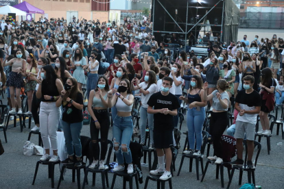 Joves gaudint d’un dels concerts de la festa major de Lleida.