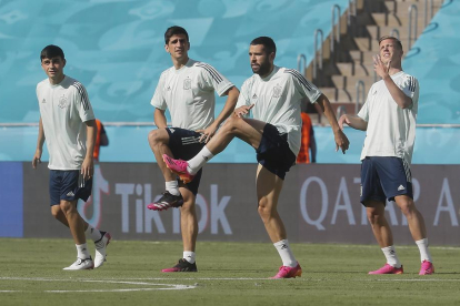 Pedri, a l’esquerra, i Jordi Alba, al centre, durant la sessió que la selecció espanyola va fer ahir a Sevilla, on debuta avui.