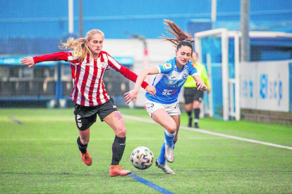 La leridana Cris pugna con una jugadora bilbaína, en una acción del partido de ayer.