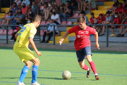 Un jugador del Balaguer controla un balón ante un rival.