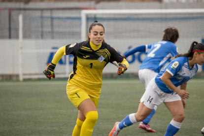 La leridana Cris pugna con una jugadora bilbaína, en una acción del partido de ayer.