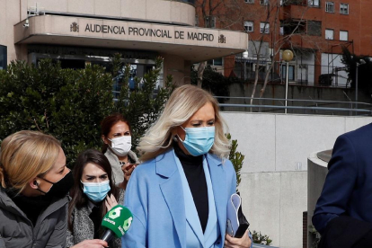 Cristina Cifuentes ahir a la sortida de l’Audiència de Madrid al conèixer la sentència del ‘cas Màster’.