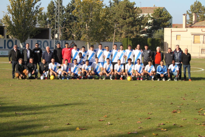 La plantilla, técnicos, directiva y patrocinadores de La Fuliola se hicieron ayer la foto oficial de la temporada.
