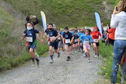 Els participants en la trail d’adults esperant a la línia de sortida al començament de la carrera.