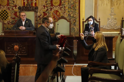 El sorteig a la Paeria de Lleida es va fer traient números d’una bossa, quan la majoria de municipis va usar un programa informàtic.