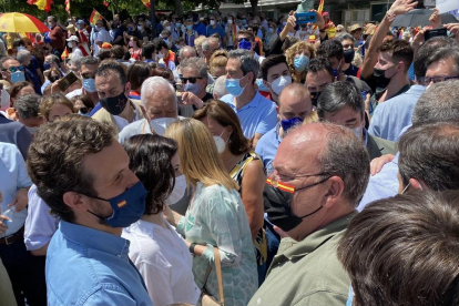 ‘Rojigualdes’ constitucionals, algunes de la dictadura i alguna d’única, ahir a la plaça Colón de Madrid.