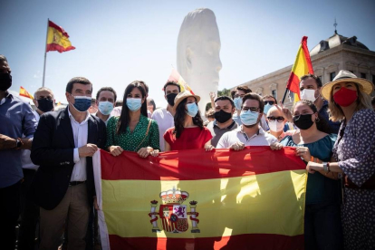 ‘Rojigualdes’ constitucionals, algunes de la dictadura i alguna d’única, ahir a la plaça Colón de Madrid.