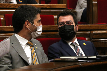 El president i el vicepresident del Govern, Pere Aragonès i Jordi Puigneró, durant el ple del Parlament del 7 de juliol.
