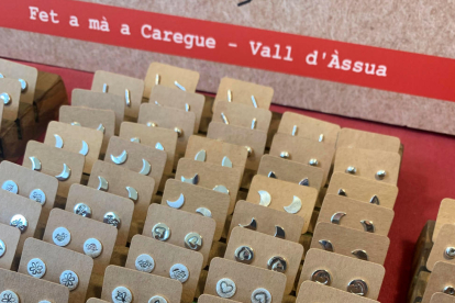 Un pequeño taller del Vall d'Àssua fabrica joyas inspiradas en las montañas y la ganadería