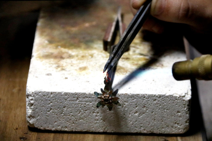 Un pequeño taller del Vall d'Àssua fabrica joyas inspiradas en las montañas y la ganadería