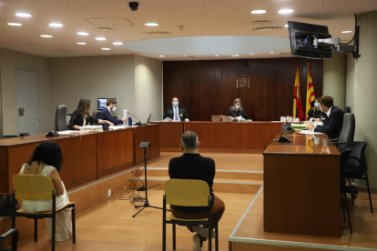 La pareja acusada durante la vista celebrada ayer en la Audiencia de Lleida. 