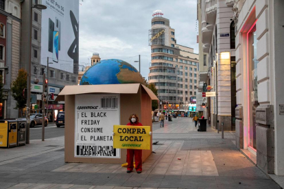Greenpeace coloca una gran caja en Madrid contra el 