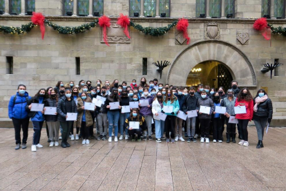 Fotografía de grupo de los alumnos que fueron recoocidos ayer por sus proyectos sobre la UE, tras el acto celebrado en el Saló de Sessions de la Paeria. 