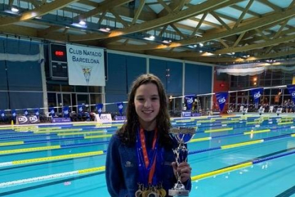 Emma Carrasco, amb les medalles i el trofeu a la millor nadadora.