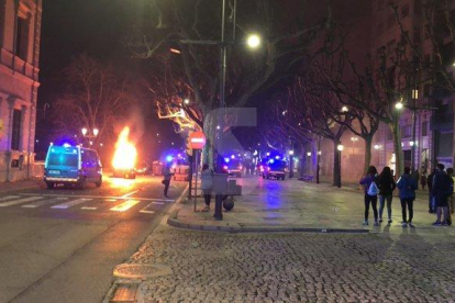 Un contenidor cremat davant de la subdelegació del Govern espanyol