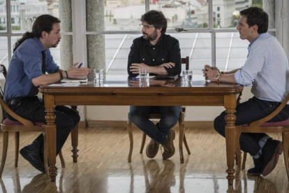 Iglesias (Podemos), y Rivera (Ciudadanos), con Évole en 2016. 