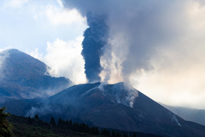 El volcán de Cumbre Vieja emana una cortina de humo.