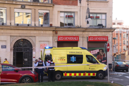 Els equips d’emergències a l’entrada de l’empresa, a Tarragona, on va tenir lloc el tiroteig inicial.