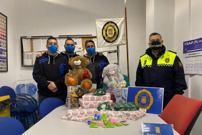 El cap de la policia local va entregar els joguets.