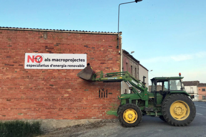 Veïns de Sant Ramon van desplegar ahir una pancarta servint-se de la pala d’un tractor.