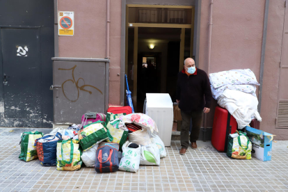 Jordi Massana al costat dels béns dels okupes a l’entrada del seu habitatge, al carrer Mossèn Reig.