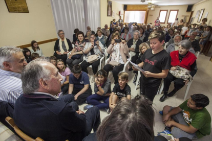 Escolars de Sanaüja van recitar davant de Joan Margarit els poemes del concurs dedicat en honor seu.