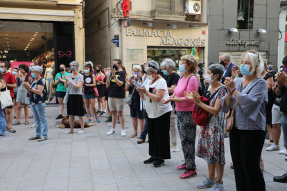 Concentració ahir convocada per Dones Lleida per condemnar la violència masclista a la plaça Paeria.