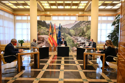 Una vista general de la reunió que van mantenir ahir a Saragossa Pedro Sánchez i Javier Lambán.