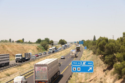 Las retenciones que se registraron ayer en la autovía A-2 en dirección Barcelona debido a las obras para reparar el firme de la carretera. 