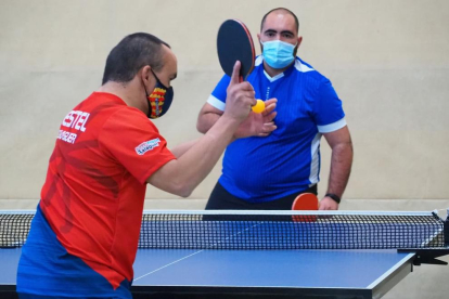 Un dels partits de tenis taula que es van disputar dissabte al Territorial ACELL.