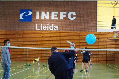 Uno de los partidos de tenis de mesa que se disputaron el sábado en el Territorial ACELL.