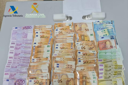 Decomisan cerca de 30.000 euros y cincuenta monedas de plata en la aduana de la Fragua de Moles