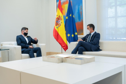 El presidente del gobierno español, Pedro Sánchez, y el portavoz de ERC en Madrid, Gabriel Rufián, en una imagen de archivo.