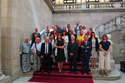 Fotografia de grup al Parlament després de l’acte de reconeixement a professionals i donants.