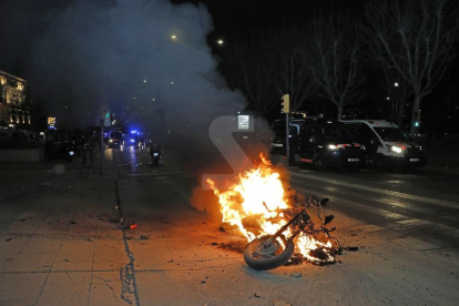 Una moto de la Guàrdia Urbana de Lleida cremada en els disturbis.