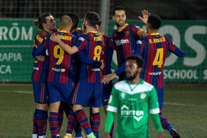 Los jugadores del Barcelona celebran uno de sus dos goles, ayer en el campo del Cornellà.
