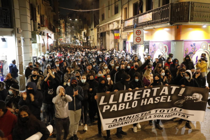 Más de 2.000 personas se manifestaron ayer por la tarde en la ciudad de Lleida para pedir la libertad de Pablo Hasél. 