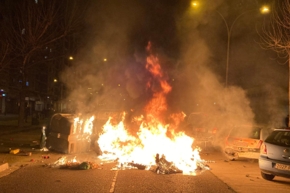 Uno de los contenedores que los manifestantes han quemado en Lleida