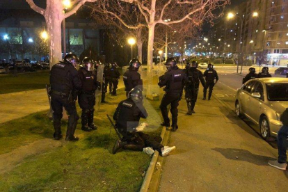Mossos detienen a una persona durante la segunda jornada de protestas en Lleida por el encarcelamiento de Pablo Hasel.