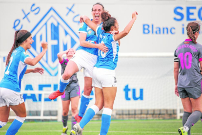 Una representació de l’equip lleidatà que va participar, fa 50 anys, en la primera competició femenina i que l’AEM va homenatjar.